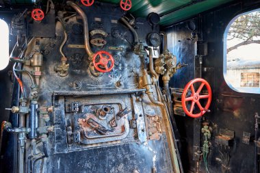 Kalamata Belediye Demiryolu Parkı 'ndan manzara. Yunanistan 'da türünün tek açık hava müzesi ve tüm dünya demiryolu dostları arasında popüler, Kalamata, Moreloponnese, Yunanistan.