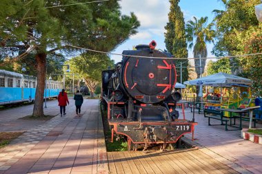 Kalamata Belediye Demiryolu Parkı 'ndan manzara. Yunanistan 'da türünün tek açık hava müzesi ve tüm dünya demiryolu dostları arasında popüler, Kalamata, Moreloponnese, Yunanistan.