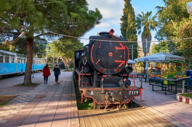 Kalamata City, Messenia, Yunanistan 'daki Kalamata Belediye Demiryolu Parkı' ndan manzara.