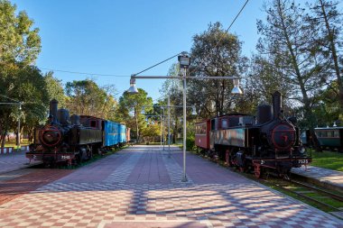 Kalamata Belediye Demiryolu Parkı 'ndan manzara. Yunanistan 'da türünün tek açık hava müzesi ve tüm dünya demiryolu dostları arasında popüler, Kalamata, Moreloponnese, Yunanistan.