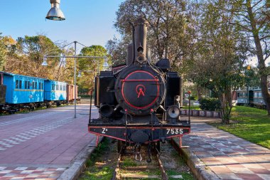 Kalamata Belediye Demiryolu Parkı 'ndan manzara. Yunanistan 'da türünün tek açık hava müzesi ve tüm dünya demiryolu dostları arasında popüler, Kalamata, Moreloponnese, Yunanistan.