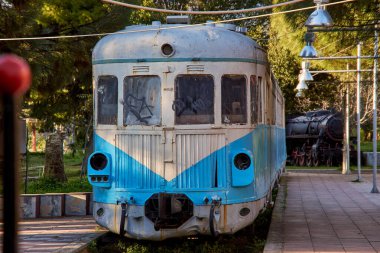 Kalamata Belediye Demiryolu Parkı 'ndan manzara. Yunanistan 'da türünün tek açık hava müzesi ve tüm dünya demiryolu dostları arasında popüler, Kalamata, Moreloponnese, Yunanistan.