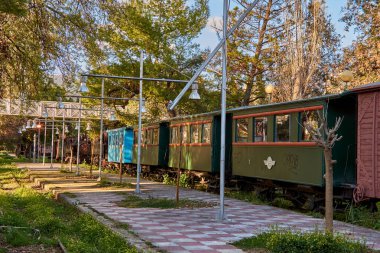 Kalamata Belediye Demiryolu Parkı 'ndan manzara. Yunanistan 'da türünün tek açık hava müzesi ve tüm dünya demiryolu dostları arasında popüler, Kalamata, Moreloponnese, Yunanistan.