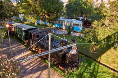 Kalamata Belediye Demiryolu Parkı 'ndan manzara. Yunanistan 'da türünün tek açık hava müzesi ve tüm dünya demiryolu dostları arasında popüler, Kalamata, Moreloponnese, Yunanistan.