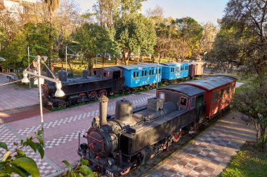 Kalamata Belediye Demiryolu Parkı 'ndan manzara. Yunanistan 'da türünün tek açık hava müzesi ve tüm dünya demiryolu dostları arasında popüler, Kalamata, Moreloponnese, Yunanistan.