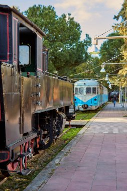 Kalamata Belediye Demiryolu Parkı 'ndan manzara. Yunanistan 'da türünün tek açık hava müzesi ve tüm dünya demiryolu dostları arasında popüler, Kalamata, Moreloponnese, Yunanistan.