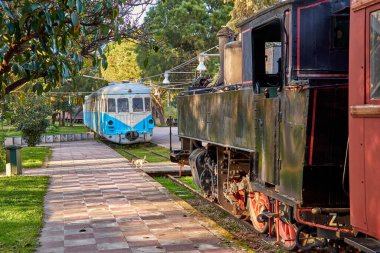 Kalamata Belediye Demiryolu Parkı 'ndan manzara. Yunanistan 'da türünün tek açık hava müzesi ve tüm dünya demiryolu dostları arasında popüler, Kalamata, Moreloponnese, Yunanistan.