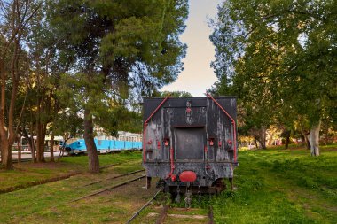 Kalamata Belediye Demiryolu Parkı 'ndan manzara. Yunanistan 'da türünün tek açık hava müzesi ve tüm dünya demiryolu dostları arasında popüler, Kalamata, Moreloponnese, Yunanistan.