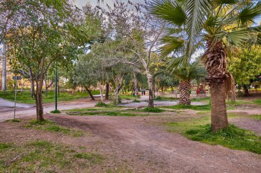Kalamata City, Messenia, Yunanistan 'daki Kalamata Belediye Demiryolu Parkı' ndan manzara.