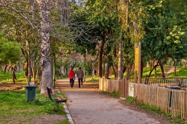 Kalamata City, Messenia, Yunanistan 'daki Kalamata Belediye Demiryolu Parkı' ndan manzara.