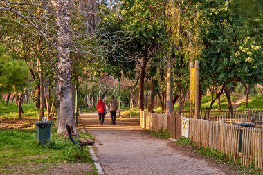 Kalamata City, Messenia, Yunanistan 'daki Kalamata Belediye Demiryolu Parkı' ndan manzara.
