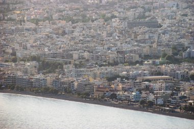 Günbatımında Yunanistan 'ın Kalamata şehrinin hava manzarası. Kalamata Yunanistan 'ın en güzel şehirlerinden biri ve popüler bir turizm beldesi..