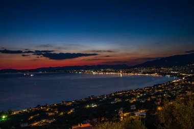 Yunanistan 'ın Kalamata şehrinin hava gece manzarası. Kalamata Yunanistan 'ın en güzel şehirlerinden biri ve popüler bir turizm beldesi..