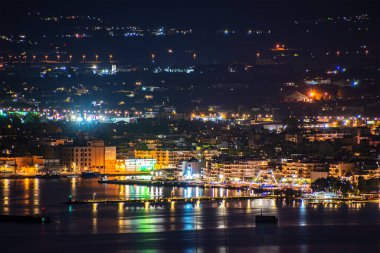 Yunanistan 'ın Kalamata şehrinin hava gece manzarası. Kalamata Yunanistan 'ın en güzel şehirlerinden biri ve popüler bir turizm beldesi..