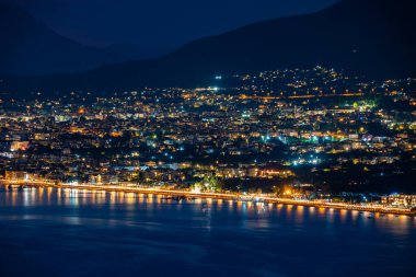 Yunanistan 'ın Kalamata şehrinin hava gece manzarası. Kalamata Yunanistan 'ın en güzel şehirlerinden biri ve popüler bir turizm beldesi..