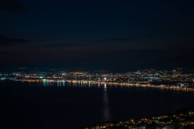 Yunanistan 'ın Kalamata şehrinin hava gece manzarası. Kalamata Yunanistan 'ın en güzel şehirlerinden biri ve popüler bir turizm beldesi..