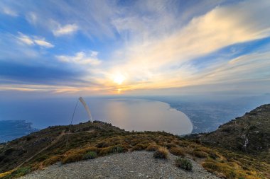 Günbatımında Yunanistan 'ın Kalamata şehrinin hava manzarası. Kalamata Yunanistan 'ın en güzel şehirlerinden biri ve popüler bir turizm beldesi..