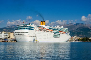 Costa neoRomantica Cruise gemisi Yunanistan 'ın Messenia kentindeki Kalamata limanına demir attı.