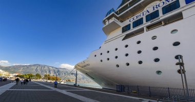 Costa neoRomantica Cruise gemisi Yunanistan 'ın Messenia kentindeki Kalamata limanına demir attı.