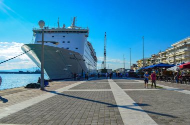 Ada Kaçış Gemisi Yunanistan 'ın Messenia kentindeki Kalamata limanına demir attı..