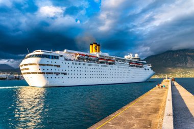 Costa neo Classica Cruise gemisi Kalamata limanı Messenia, Yunanistan 'dan ayrılıyor.