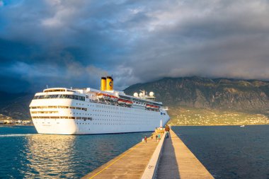 Costa neo Classica Cruise gemisi Kalamata limanı Messenia, Yunanistan 'dan ayrılıyor.