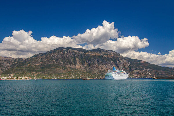 Круизный лайнер Thomson Majesty вышел из порта города Каламата в Греции.