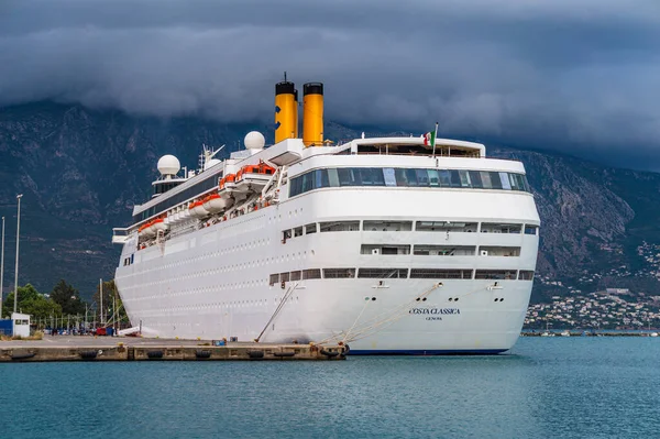 Costa neo Classica Cruise gemisi Yunanistan 'ın Messenia kentindeki Kalamata limanına demir attı.
