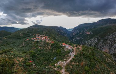 Taygetus Dağı 'ndaki ünlü Ridomo geçidinden havadan manzara. Vadi, Messenia, Yunanistan 'daki Mani bölgesinde Kentro Avia ve Pigadia Köyleri yakınlarındaki jeomorfolojik oluşum elementleri açısından zengin ve derindir.