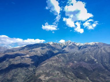 Taygetus Dağı 'ndaki ünlü Ridomo geçidinden havadan manzara. Vadi, Messenia, Yunanistan 'daki Mani bölgesinde Kentro Avia ve Pigadia Köyleri yakınlarındaki jeomorfolojik oluşum elementleri açısından zengin ve derindir.