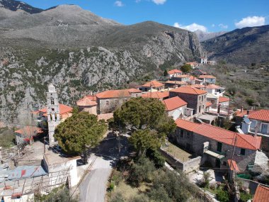 Mani bölgesinde Kentro Avia ve Pigadia Köyleri, Taygetus Dağı, Messenia, Yunanistan yakınlarındaki Vorio köyündeki geleneksel taş bina ve evlerin hava manzarası