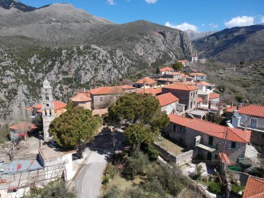 Mani bölgesinde Kentro Avia ve Pigadia Köyleri yakınlarındaki Vorio köyündeki eski geleneksel taş bina ve evler, Taygetus Dağı, Messenia, Yunanistan