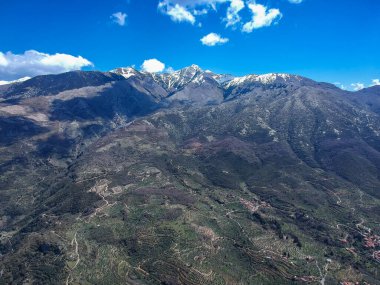 Taygetus Dağı 'ndaki ünlü Ridomo geçidinden havadan manzara. Vadi, Messenia, Yunanistan 'daki Mani bölgesinde Kentro Avia ve Pigadia Köyleri yakınlarındaki jeomorfolojik oluşum elementleri açısından zengin ve derindir.