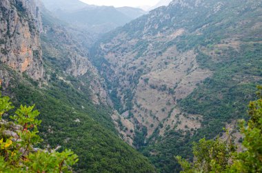 Taygetus Dağı 'ndaki ünlü Ridomo vadisinden doğal manzara. Vadi, Messenia, Yunanistan 'daki Mani bölgesinde Kentro Avia ve Pigadia Köyleri yakınlarındaki jeomorfolojik oluşum elementleri açısından zengin ve derindir.