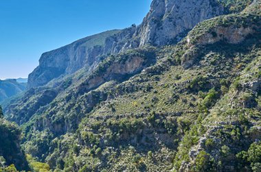Taygetus Dağı 'ndaki ünlü Ridomo vadisinden doğal manzara. Vadi, Messenia, Yunanistan 'daki Mani bölgesinde Kentro Avia ve Pigadia Köyleri yakınlarındaki jeomorfolojik oluşum elementleri açısından zengin ve derindir.