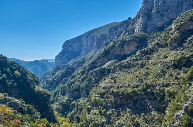 Taygetus Dağı 'ndaki ünlü Ridomo vadisinden doğal manzara. Vadi, Messenia, Yunanistan 'daki Mani bölgesinde Kentro Avia ve Pigadia Köyleri yakınlarındaki jeomorfolojik oluşum elementleri açısından zengin ve derindir.