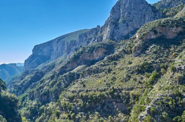 Taygetus Dağı 'ndaki ünlü Ridomo vadisinden doğal manzara. Vadi, Messenia, Yunanistan 'daki Mani bölgesinde Kentro Avia ve Pigadia Köyleri yakınlarındaki jeomorfolojik oluşum elementleri açısından zengin ve derindir.