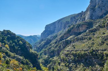 Taygetus Dağı 'ndaki ünlü Ridomo vadisinden doğal manzara. Vadi, Messenia, Yunanistan 'daki Mani bölgesinde Kentro Avia ve Pigadia Köyleri yakınlarındaki jeomorfolojik oluşum elementleri açısından zengin ve derindir.