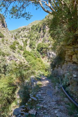 Taygetus Dağı 'ndaki ünlü Ridomo vadisinden doğal manzara. Vadi, Messenia, Yunanistan 'daki Mani bölgesinde Kentro Avia ve Pigadia Köyleri yakınlarındaki jeomorfolojik oluşum elementleri açısından zengin ve derindir.