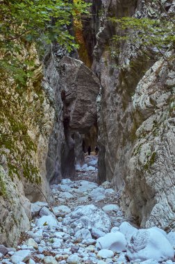 Taygetus Dağı 'ndaki ünlü Ridomo vadisinden doğal manzara. Vadi, Messenia, Yunanistan 'daki Mani bölgesinde Kentro Avia ve Pigadia Köyleri yakınlarındaki jeomorfolojik oluşum elementleri açısından zengin ve derindir.
