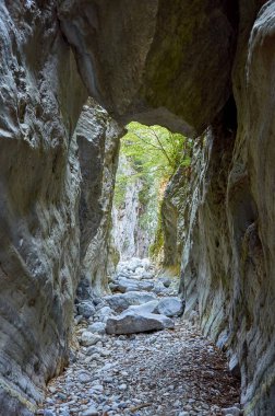 Taygetus Dağı 'ndaki ünlü Ridomo vadisinden doğal manzara. Vadi, Messenia, Yunanistan 'daki Mani bölgesinde Kentro Avia ve Pigadia Köyleri yakınlarındaki jeomorfolojik oluşum elementleri açısından zengin ve derindir.
