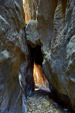 Taygetus Dağı 'ndaki ünlü Ridomo vadisinden doğal manzara. Vadi, Messenia, Yunanistan 'daki Mani bölgesinde Kentro Avia ve Pigadia Köyleri yakınlarındaki jeomorfolojik oluşum elementleri açısından zengin ve derindir.