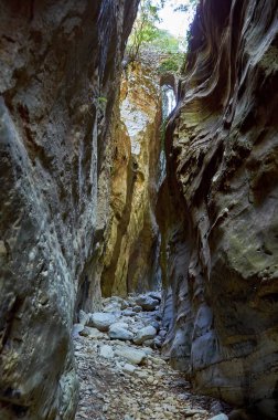 Taygetus Dağı 'ndaki ünlü Ridomo vadisinden doğal manzara. Vadi, Messenia, Yunanistan 'daki Mani bölgesinde Kentro Avia ve Pigadia Köyleri yakınlarındaki jeomorfolojik oluşum elementleri açısından zengin ve derindir.