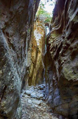 Taygetus Dağı 'ndaki ünlü Ridomo vadisinden doğal manzara. Vadi, Messenia, Yunanistan 'daki Mani bölgesinde Kentro Avia ve Pigadia Köyleri yakınlarındaki jeomorfolojik oluşum elementleri açısından zengin ve derindir.