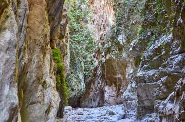 Taygetus Dağı 'ndaki ünlü Ridomo vadisinden doğal manzara. Vadi, Messenia, Yunanistan 'daki Mani bölgesinde Kentro Avia ve Pigadia Köyleri yakınlarındaki jeomorfolojik oluşum elementleri açısından zengin ve derindir.