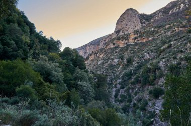 Taygetus Dağı 'ndaki ünlü Ridomo vadisinden doğal manzara. Vadi, Messenia, Yunanistan 'daki Mani bölgesinde Kentro Avia ve Pigadia Köyleri yakınlarındaki jeomorfolojik oluşum elementleri açısından zengin ve derindir.