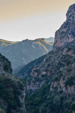 Taygetus Dağı 'ndaki ünlü Ridomo vadisinden doğal manzara. Vadi, Messenia, Yunanistan 'daki Mani bölgesinde Kentro Avia ve Pigadia Köyleri yakınlarındaki jeomorfolojik oluşum elementleri açısından zengin ve derindir.