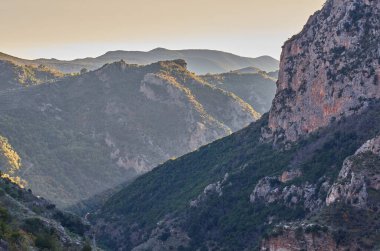 Taygetus Dağı 'ndaki ünlü Ridomo vadisinden doğal manzara. Vadi, Messenia, Yunanistan 'daki Mani bölgesinde Kentro Avia ve Pigadia Köyleri yakınlarındaki jeomorfolojik oluşum elementleri açısından zengin ve derindir.