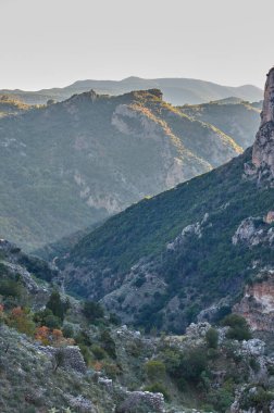 Taygetus Dağı 'ndaki ünlü Ridomo vadisinden doğal manzara. Vadi, Messenia, Yunanistan 'daki Mani bölgesinde Kentro Avia ve Pigadia Köyleri yakınlarındaki jeomorfolojik oluşum elementleri açısından zengin ve derindir.