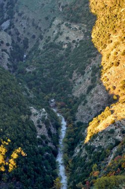 Taygetus Dağı 'ndaki ünlü Ridomo vadisinden doğal manzara. Vadi, Messenia, Yunanistan 'daki Mani bölgesinde Kentro Avia ve Pigadia Köyleri yakınlarındaki jeomorfolojik oluşum elementleri açısından zengin ve derindir.